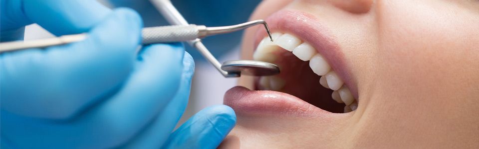 Clínica Dental Virgen del Rocío Profesional revisamdo paciente